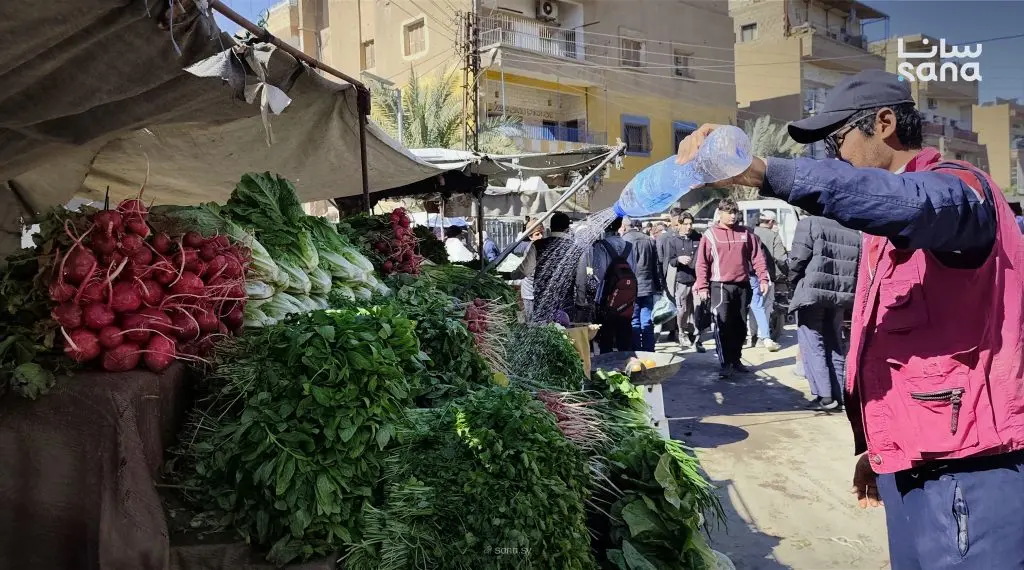 لقطات تظهر حركة البيع والشراء في سوق الكوخ الشعبي بمدينة دير الزور
