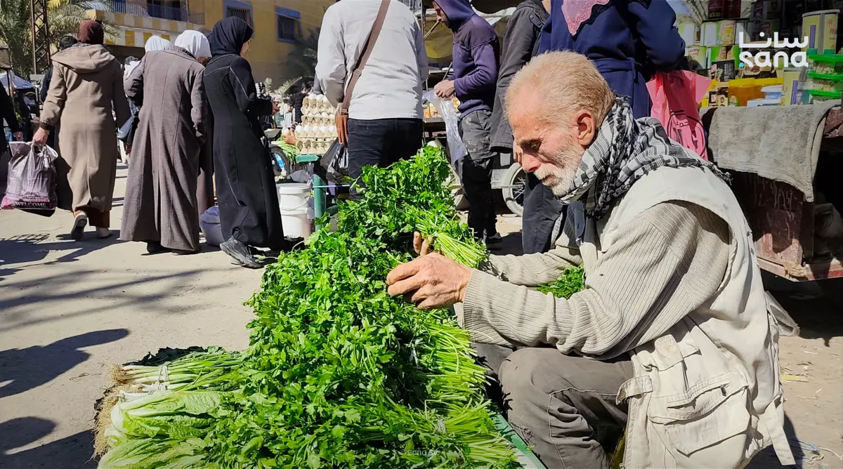 مشاهد من أجواء رمضان في سوق الكوخ الشعبي بمدينة دير الزور