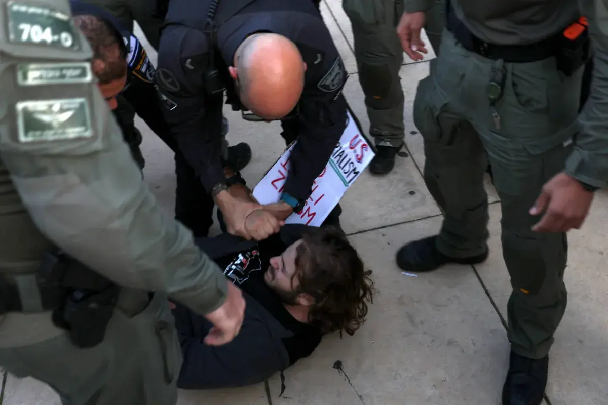الشرطة الإسرائيلية تقمع أول مظاهرة ضد الحرب