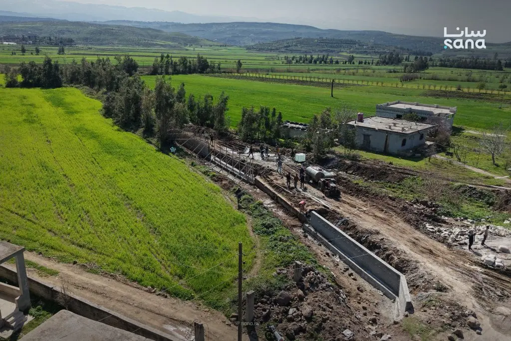 تواصل أعمال تأهيل قناتي الحسنة والشبرونية في ريف حمص بنسبة انجاز بلغت 30 %