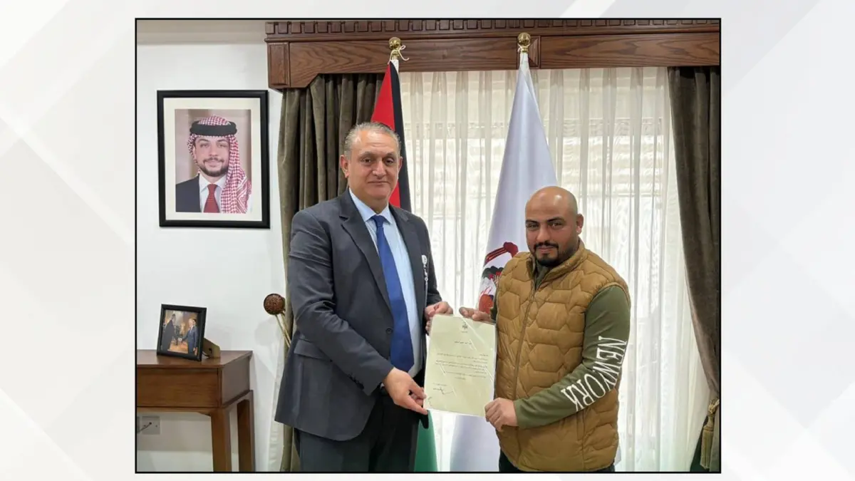 "أوراق على الرصيف" توصل عامل وطن إلى منصة التكريم الوزاري