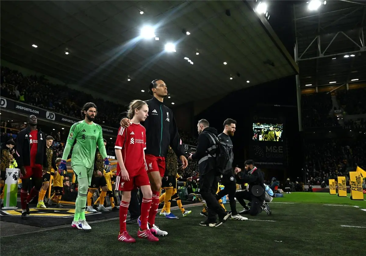 فان دايك: سلوت انفجر غاضبًا في غرفة ملابس ليفربول.. وبدأنا مرحلة الحسم