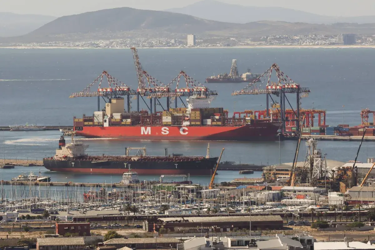 «دومينو» الحرب الإيرانية يضرب سلاسل الإمداد ويحاصر تجارة الأدوية والرقائق