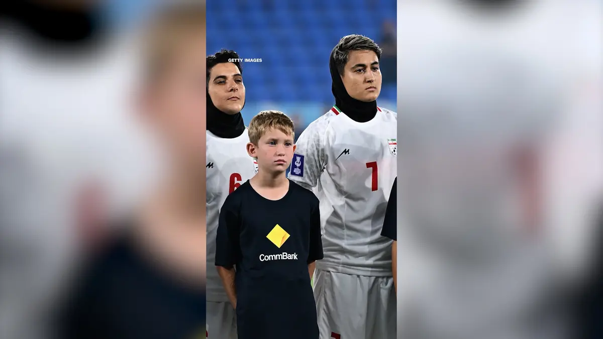 لاعبات منتخب إيران لكرة القدم يرفضن غناء النشيد الوطني
