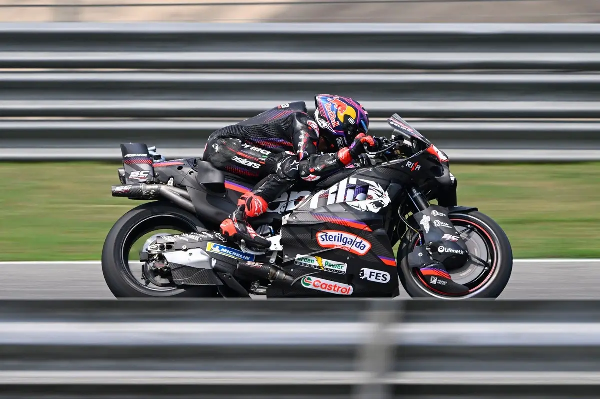 What is Aprilia's F1-inspired F-duct device and how does it work