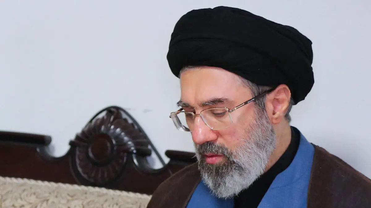 نجاة مجتبى خامنئي من الغارة التي قتلت والده