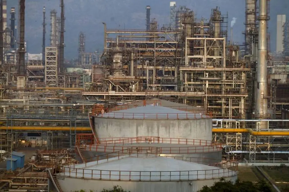 توقعات باستمرار ارتفاع النفط مع تزايد المخاطر في مضيق هرمز