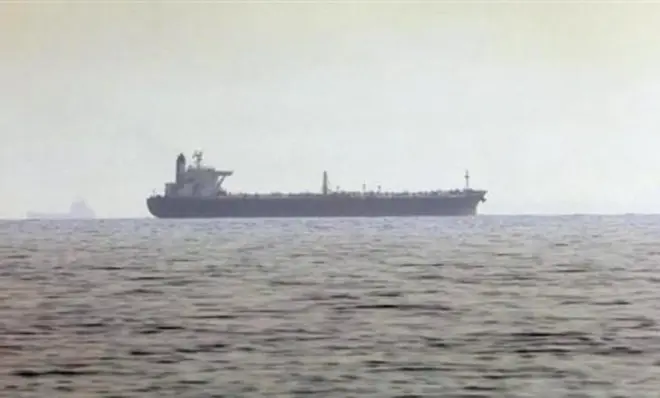 إصابة ناقلة نفط قبالة سواحل الإمارات بحطام مقذوف مجهول