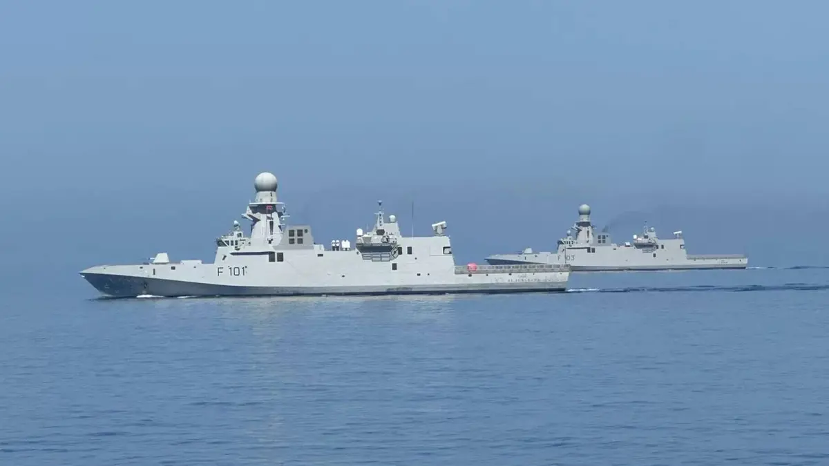 بحرية عمان تنقذ طاقم سفينة أصيبت بصاروخين لدى عبورها مضيق هرمز