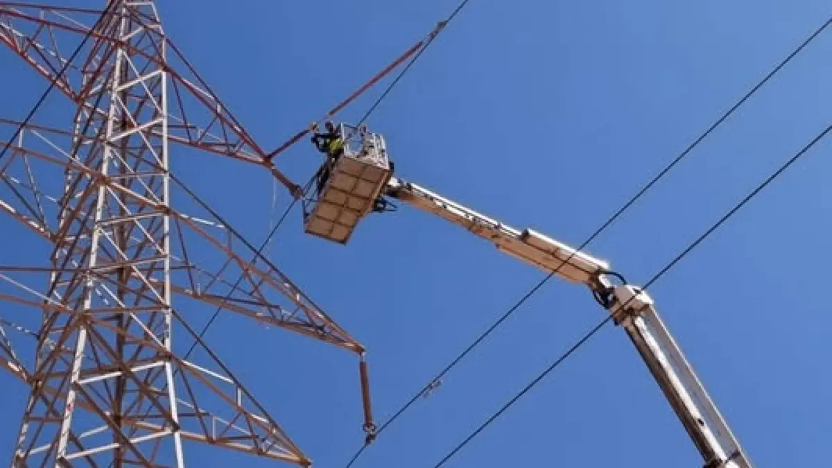 شركة الكهرباء الوطنية تعيد تشغيل خط "الإذاعة - الأزرق" بعد إصلاح عطل فني