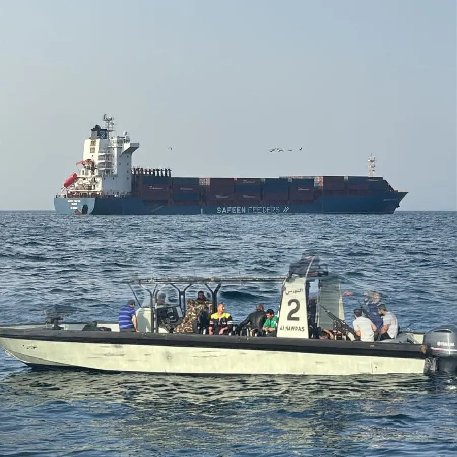 البحرية العُمانية تنقذ طاقم سفينة استُهدفت قرب مضيق هرمز