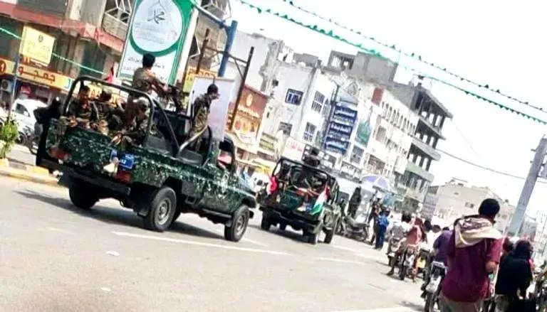 استعراضات مسلحة حوثية في صنعاء وتعزيزات نحو الحديدة