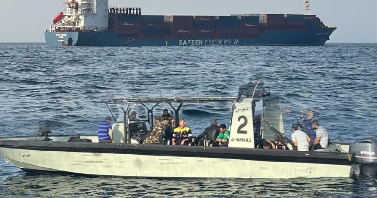 البحرية العُمانية تنقذ طاقم سفينة شحن تعرضت لقصف قرب هرمز