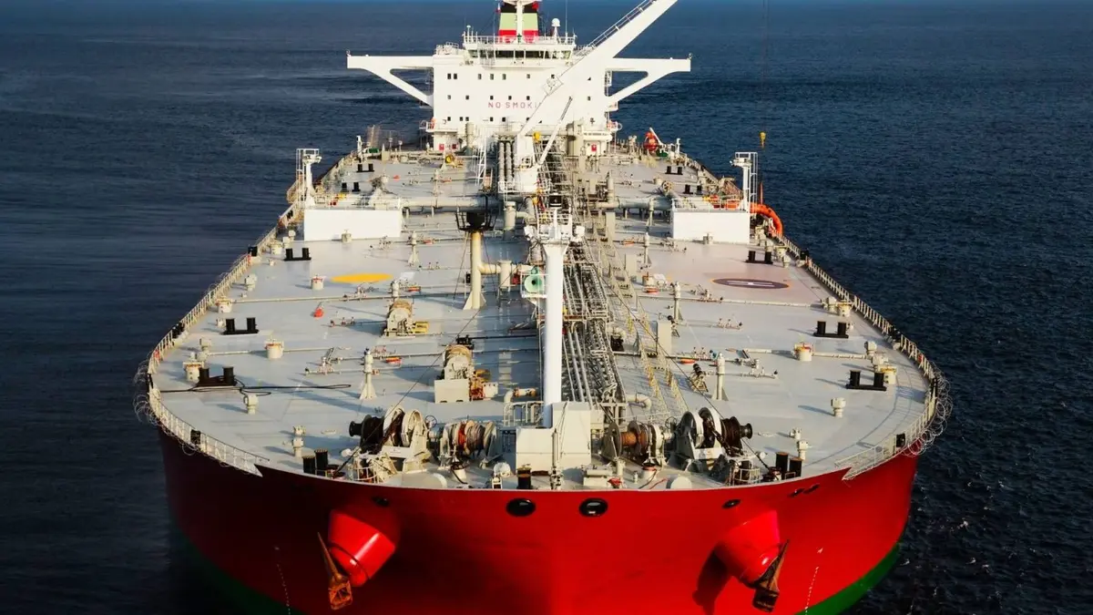 بلاغ عن انفجار ضخم يستهدف ناقلة نفط قبالة سواحل الكويت ورصد تسرب نفطي