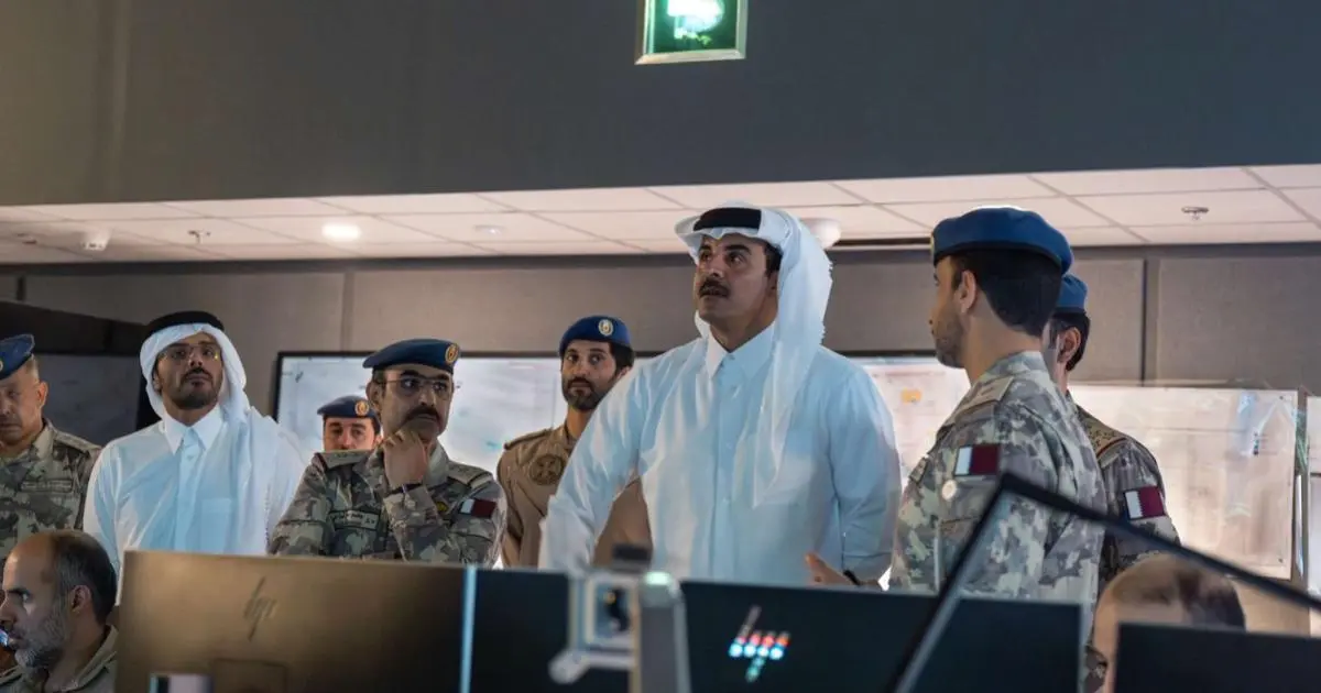 أمير قطر يزور مركز العمليات الجوية ويشيد بجاهزية الجيش