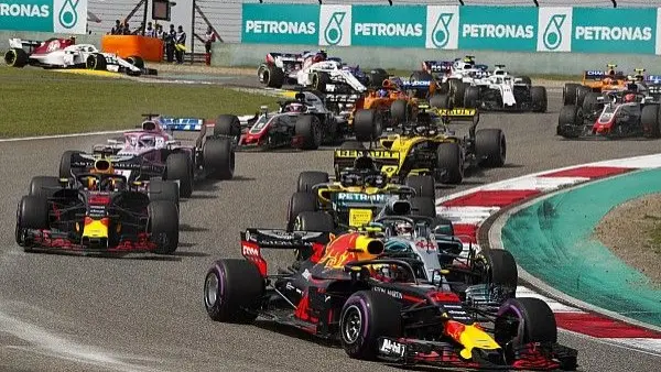 سباق ملبورن ينطلق رغم أزمة السفر وفرق فورمولا-1 تصل برحلات خاصة