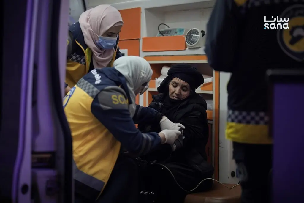 الدفاع المدني يقدم الخدمات الطبية اللازمة للسوريين العائدين من لبنان عبر منفذ جوسية بريف حمص