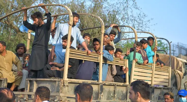 استمرار الاشتباكات على طول الحدود بين أفغانستان وباكستان، ودعوة أممية لحماية المدنيين