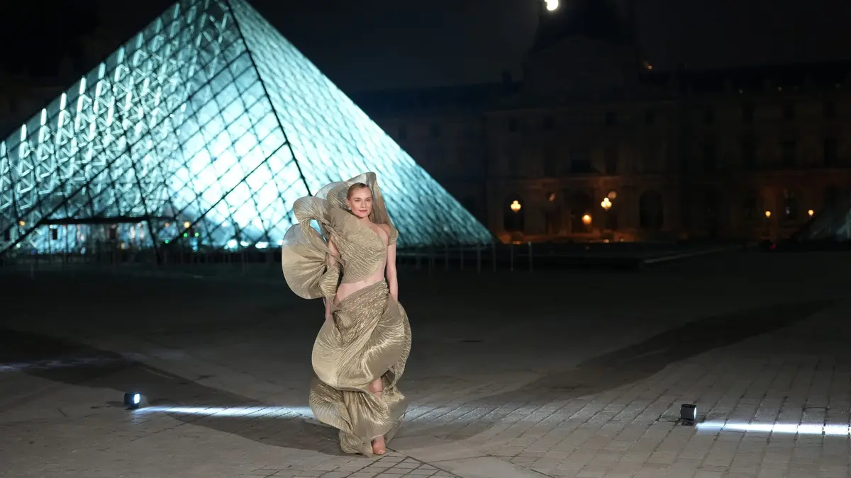 ديان كروغر بفستان ذهبي يحاكي الهندسة المعمارية في متحف اللوفر