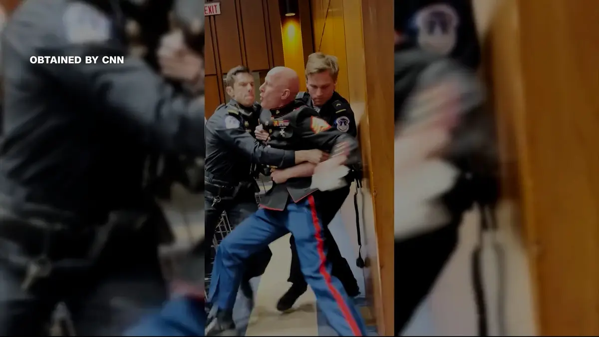 متظاهر يُقاطع جلسة استماع بمجلس الشيوخ احتجاجًا على الحرب مع إيران