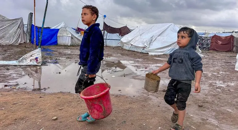 غزة – ترحيب أممي بإعادة فتح معبر كرم أبو سالم، و900 موقع نزوح معرضة لخطر الفيضانات