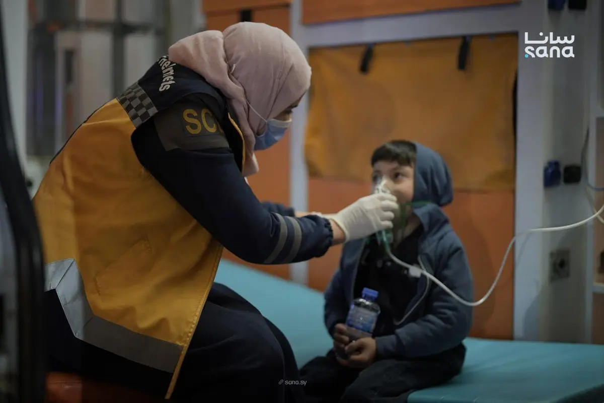 فرق الدفاع المدني السوري تقدم الخدمات الطبية اللازمة للمواطنين السوريين العائدين من لبنان