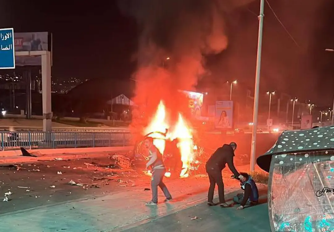 مراسلتنا: غارتان إسرائيليتان تستهدفان سيارتين على أوتوستراد مطار بيروت (فيديوهات)