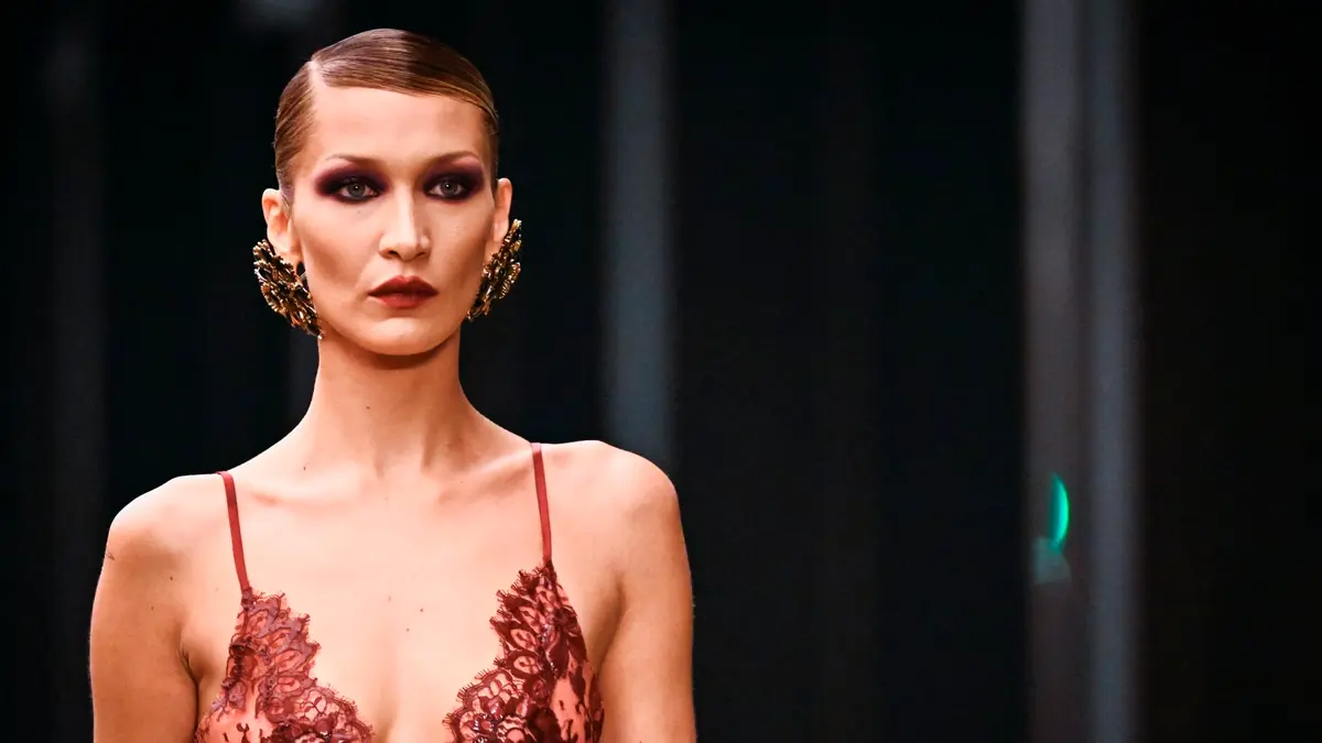 دانتيل شفاف ومكياج غوثي.. بيلا حديد بإطلالة مغرية في باريس