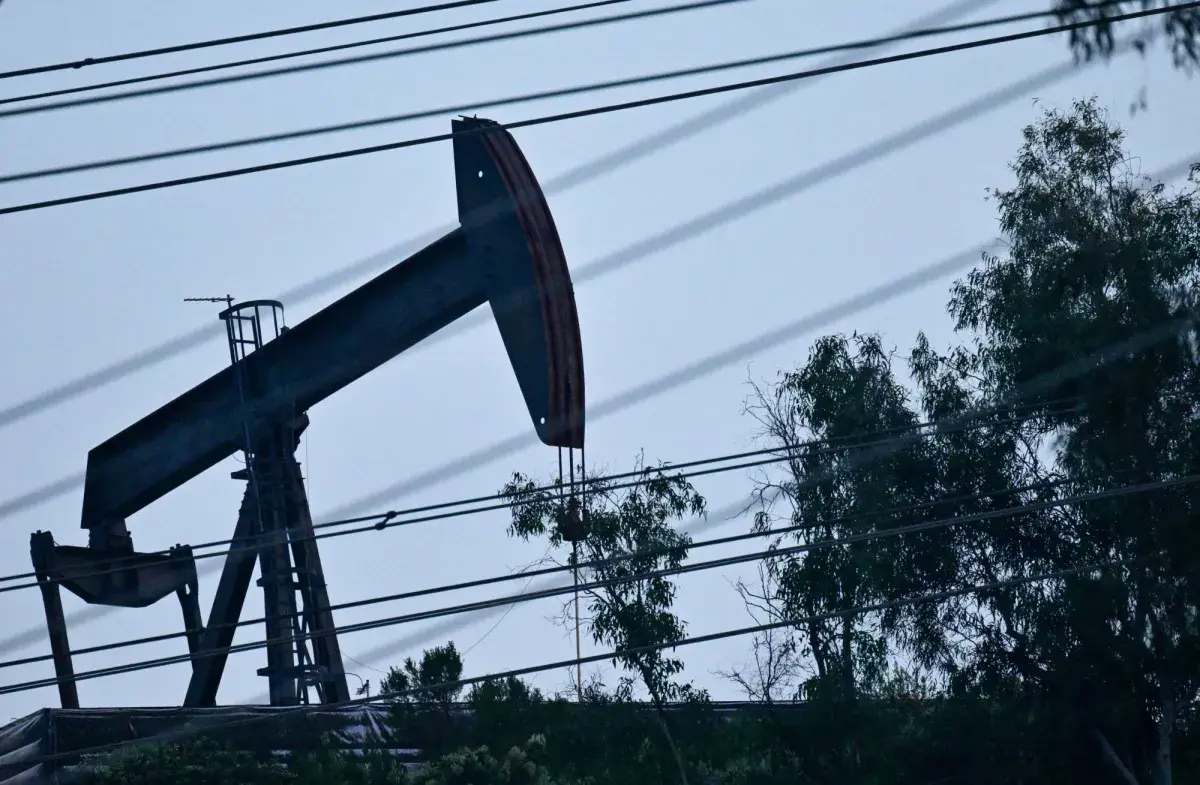 النفط يقفز 3 % وسط مخاوف بشأن الإمدادات مع اتساع رقعة الصراع الإيراني