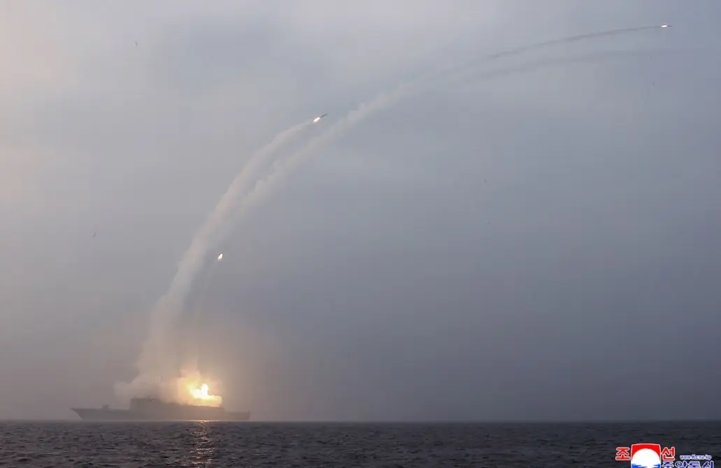 من مدمرة جديدة.. كيم يشرف على اختبار صاروخ كروز استراتيجي (صور)