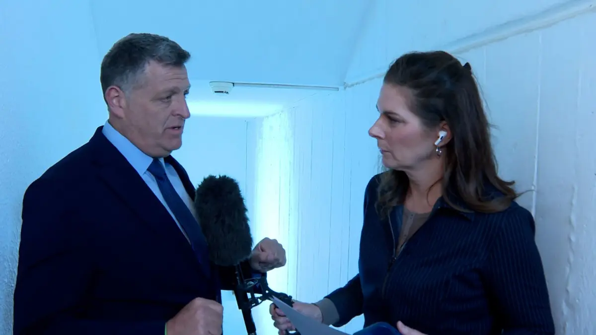 مذيعة CNN تضغط على مستشار نتنياهو بشأن مزاعم "خطأ" بهجوم مدرسة بإيران