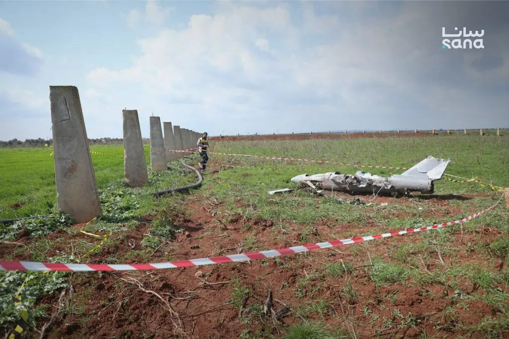 الدفاع المدني يستجيب لسقوط حطام مسيّرة بريف درعا ويؤمّن موقعها