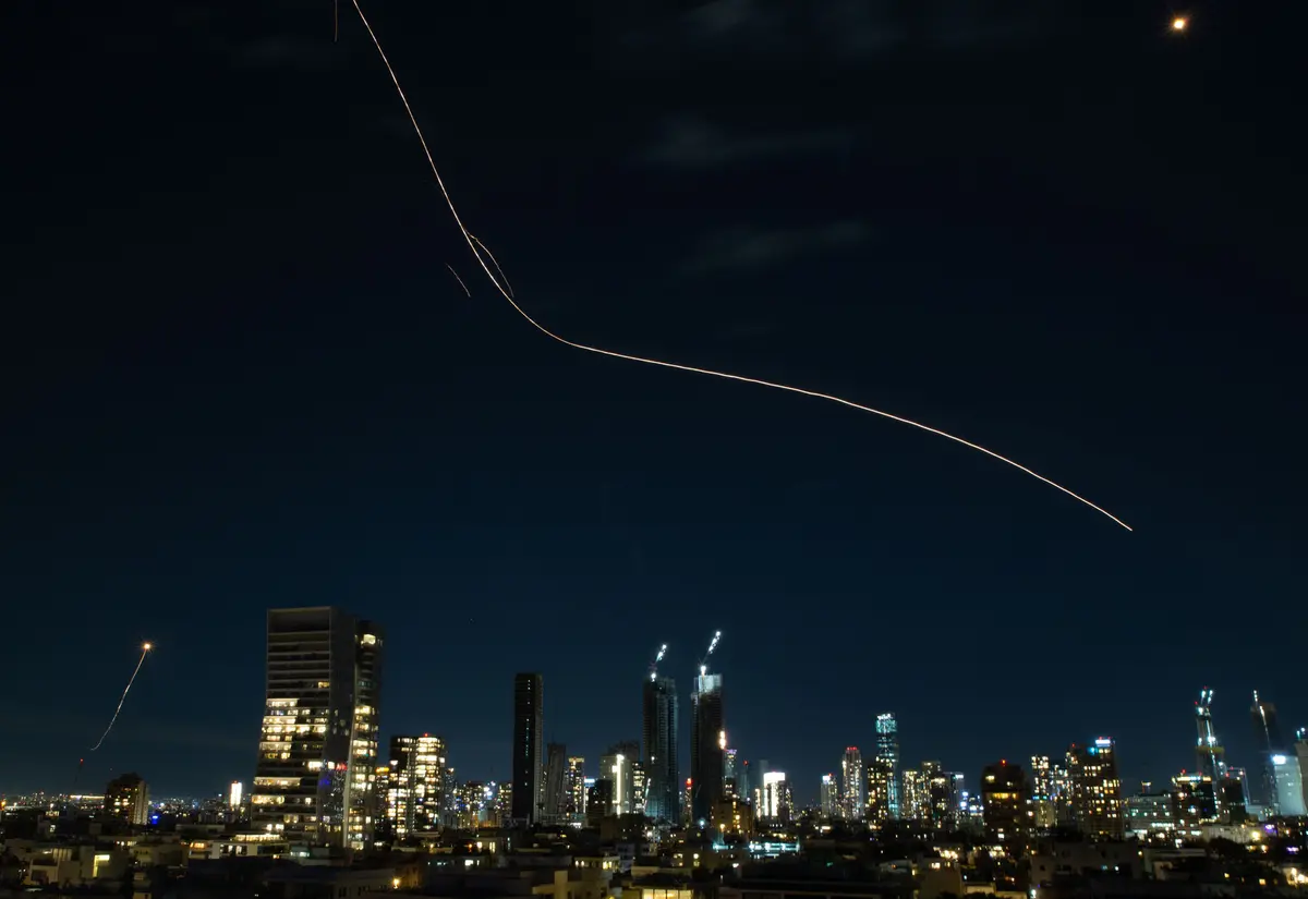 إسرائيل تتعرض الآن لضربات صاروخية متزامنة ومتتالية وواسعة من إيران وحزب الله وسط انفجارات ضخمة