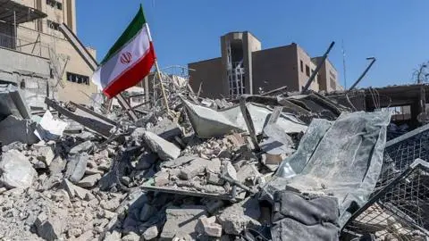 الحرب الأمريكية الإسرائيلية مع إيران: آثار الدمار في جميع أنحاء طهران، والمملكة المتحدة ترسل أربع طائرات مقاتلة إلى قطر - BBC News عربي