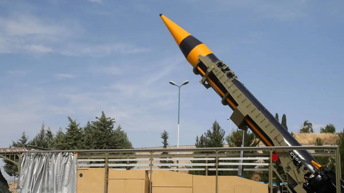 إيران تدفع بصواريخ "خرمشهر-4" ومسيرات نفاثة وقوارب انتحارية إلى الميدان