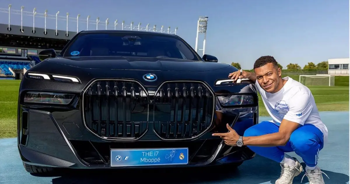 شاهد.. مبابي يحصل على الرخصة ويقود سيارة لأول مرة في سن الـ 27