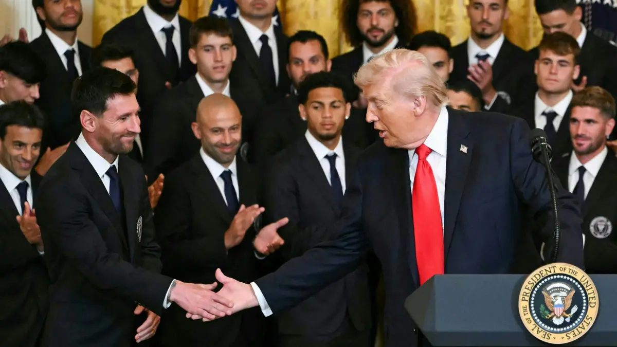 فيديو: ترامب يفاضل بين ميسي وبيليه وكريستيانو.. ويمدح الأهلي المصري