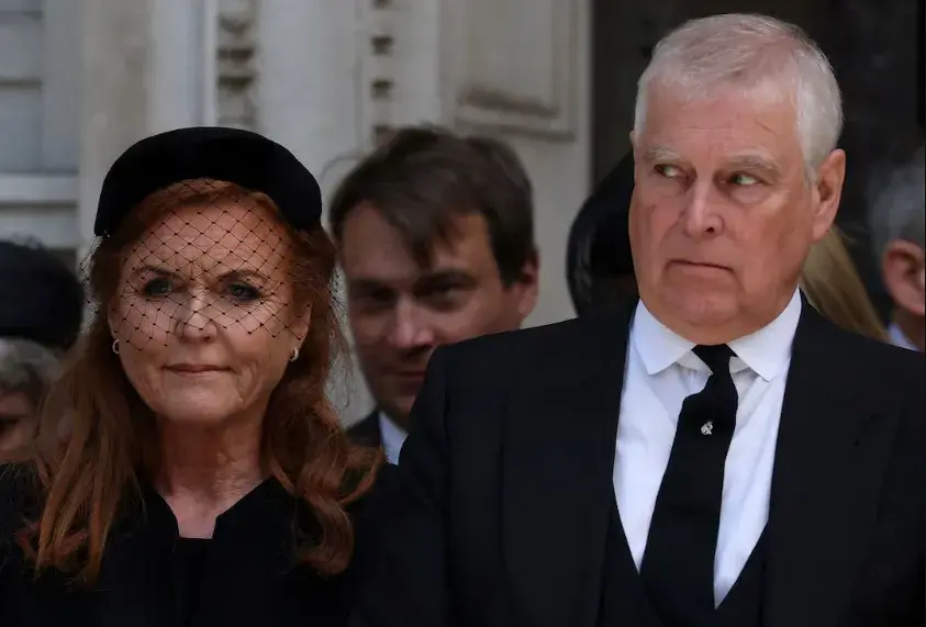 تقرير: طليقة أندرو بلا منزل وتقيم لدى أصدقائها بعد فضيحة إبستين