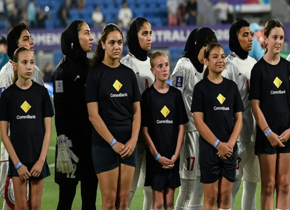 وسط رفض بعض المشجعين للمشهد.. لاعبات إيران يؤدين حركة مثيرة خلال عزف النشيد الوطني في كأس آسيا