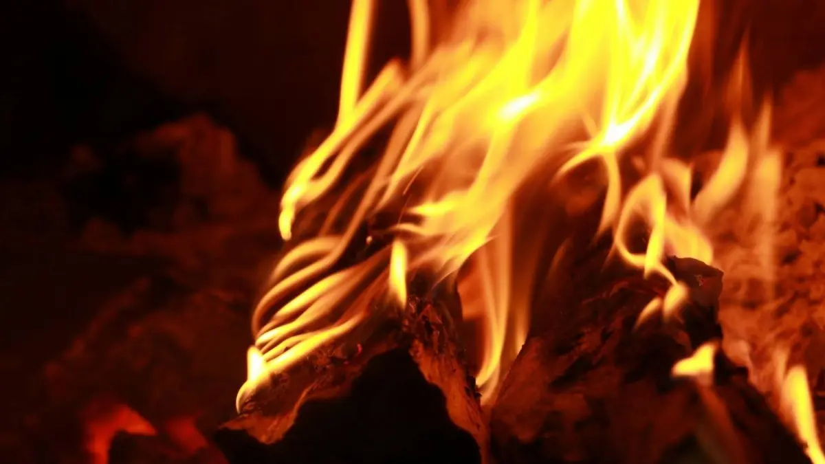 الأمن العام :الدفاع المدني يخمد حريقا شب في مستودع يحتوي على أخشاب في محافظة العاصمة