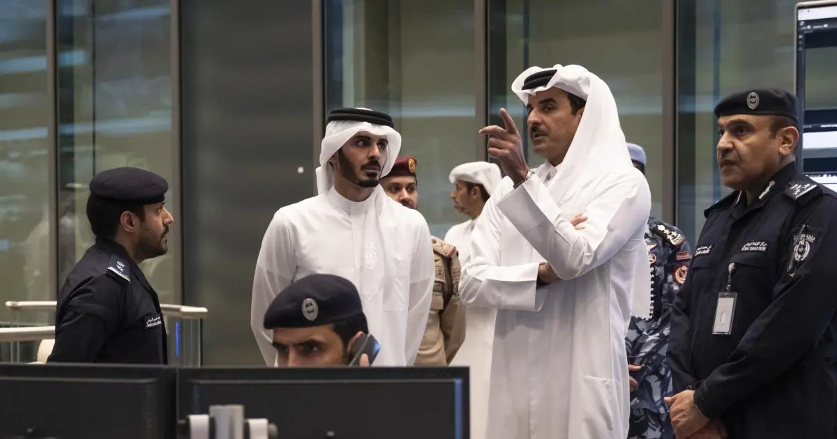 أمير قطر يزور مركز القيادة الوطني ويتفقد الجاهزية الأمنية