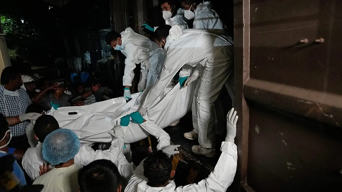 فيديو. وصول جثامين بحارة إيرانيين إلى مشرحة في سريلانكا بعد غرق سفينة حربية