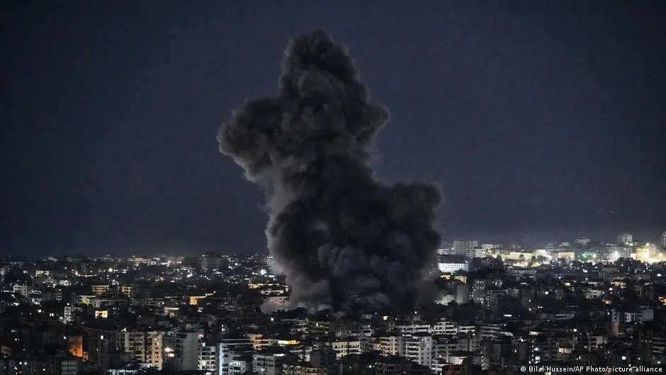 إسرائيل تعلن شن غارات متزامنة على إيران وحزب الله