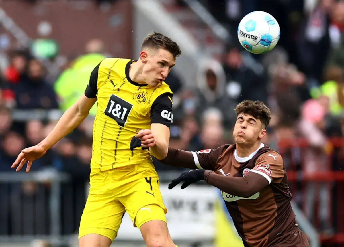 مدرب دورتموند يدعو إلى حسم مستقبل المدافع شلوتربيك