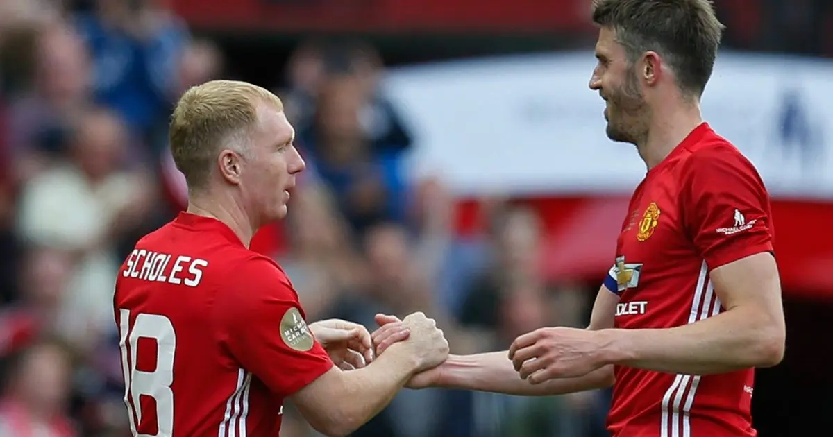 سكولز يحذف منشوره بعد هجوم غريب على "صديقه" مايكل كاريك