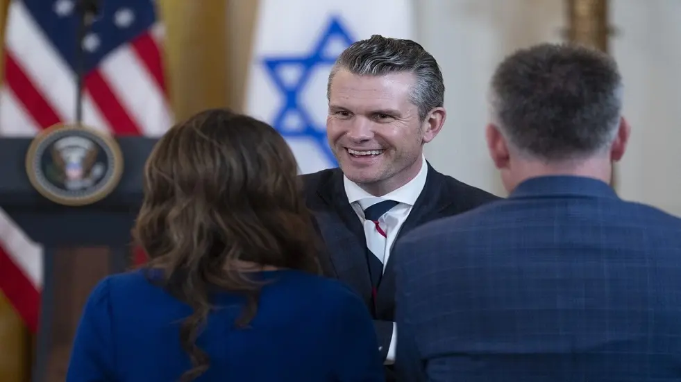 هيغسيث يتهم العولمة بالسعي إلى محو هوية الولايات المتحدة وحدودها