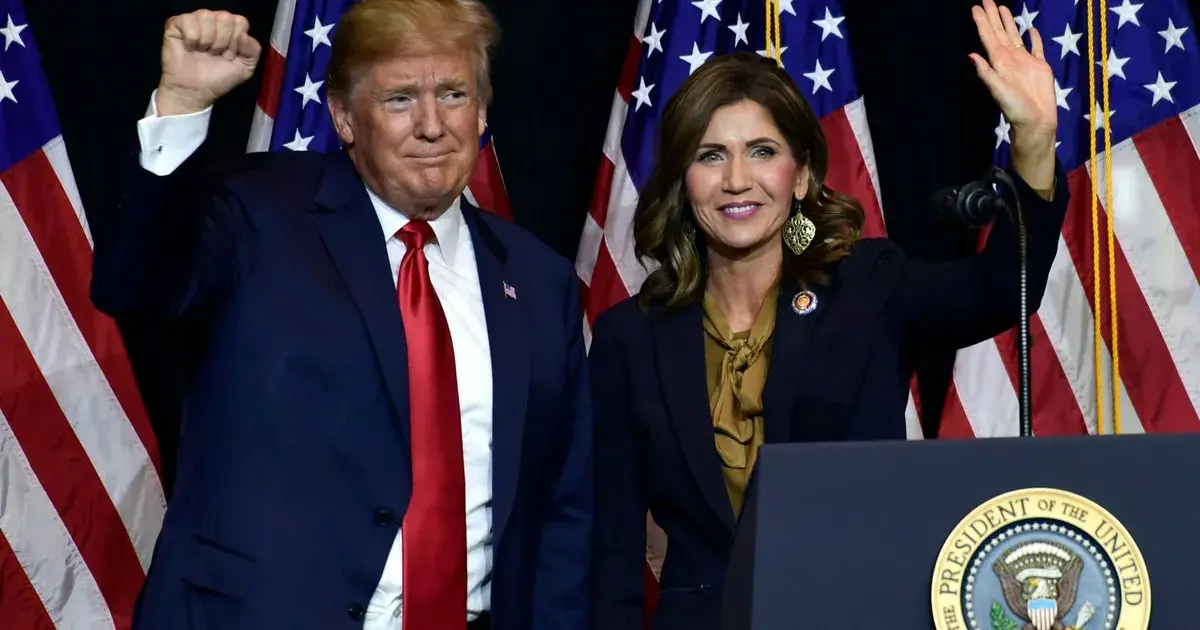 ترمب يعلن إقالة وزيرة الأمن الداخلي ويعين ماركواين مولين خلفاً لها