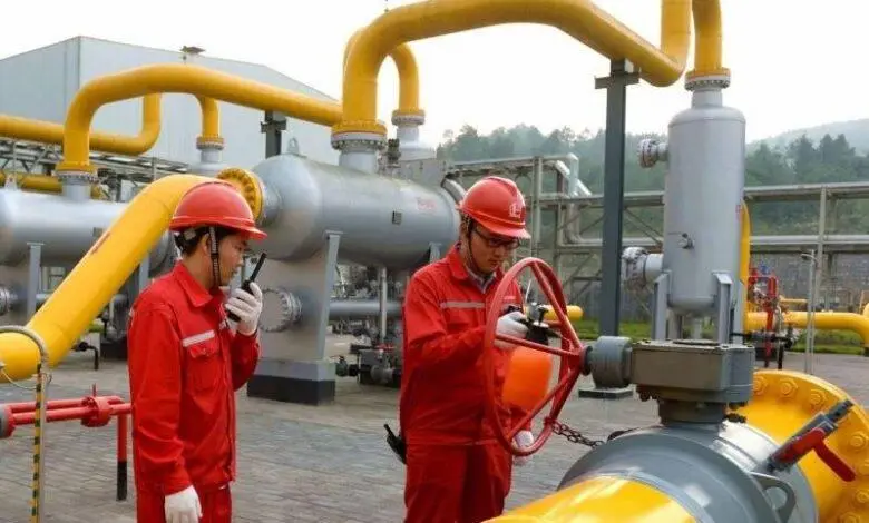 الصين تطلب من شركات تكرير النفط تعليق صادراتها