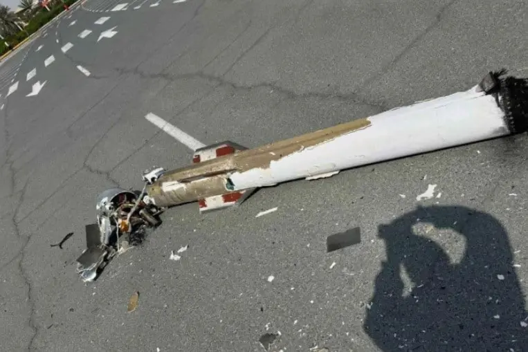 إصابة ستة أشخاص جراء سقوط شظايا طائرة مسيّرة في أبوظبي