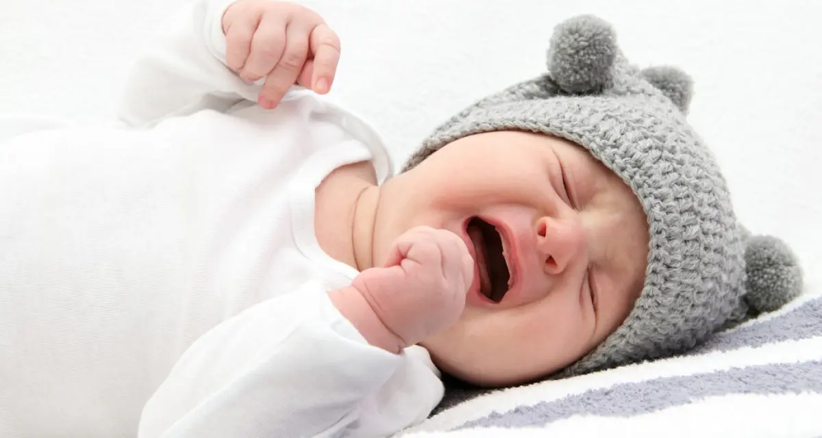 بين الطبيعي والمقلق.. إليكِ متى يحتاج مغص رضيعكِ لاستشارة الطبيب؟